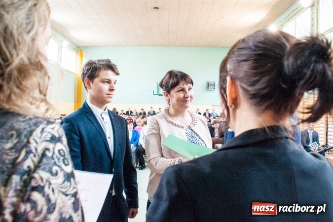 Zdjęcie w galerii na portalu naszraciborz.pl: Uroczystość wręczenia świadectw klasom maturalnym w CKZiU nr 2 wiadomości z regionu