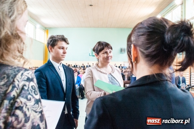 Zdjęcie w galerii na portalu naszraciborz.pl: Uroczystość wręczenia świadectw klasom maturalnym w CKZiU nr 2 wiadomości z regionu