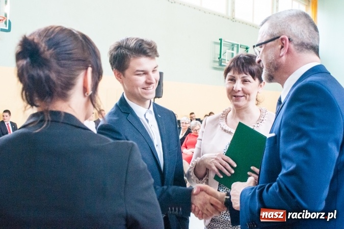 Zdjęcie w galerii na portalu naszraciborz.pl: Uroczystość wręczenia świadectw klasom maturalnym w CKZiU nr 2 wiadomości z regionu