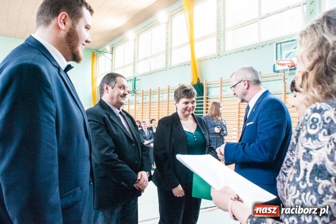 Zdjęcie w galerii na portalu naszraciborz.pl: Uroczystość wręczenia świadectw klasom maturalnym w CKZiU nr 2 wiadomości z regionu