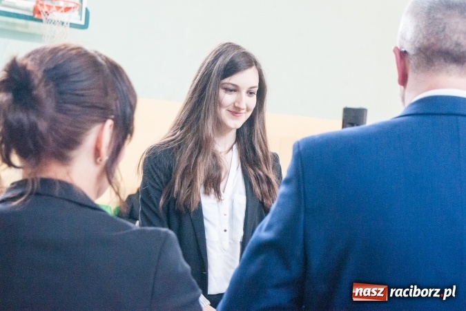 Zdjęcie w galerii na portalu naszraciborz.pl: Uroczystość wręczenia świadectw klasom maturalnym w CKZiU nr 2 wiadomości z regionu