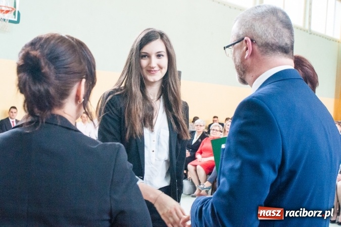 Zdjęcie w galerii na portalu naszraciborz.pl: Uroczystość wręczenia świadectw klasom maturalnym w CKZiU nr 2 wiadomości z regionu