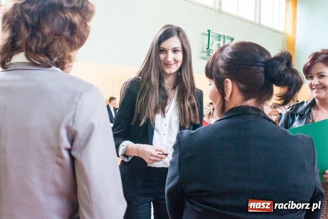 Zdjęcie w galerii na portalu naszraciborz.pl: Uroczystość wręczenia świadectw klasom maturalnym w CKZiU nr 2 wiadomości z regionu