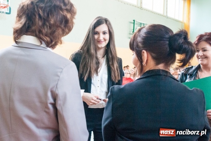 Zdjęcie w galerii na portalu naszraciborz.pl: Uroczystość wręczenia świadectw klasom maturalnym w CKZiU nr 2 wiadomości z regionu
