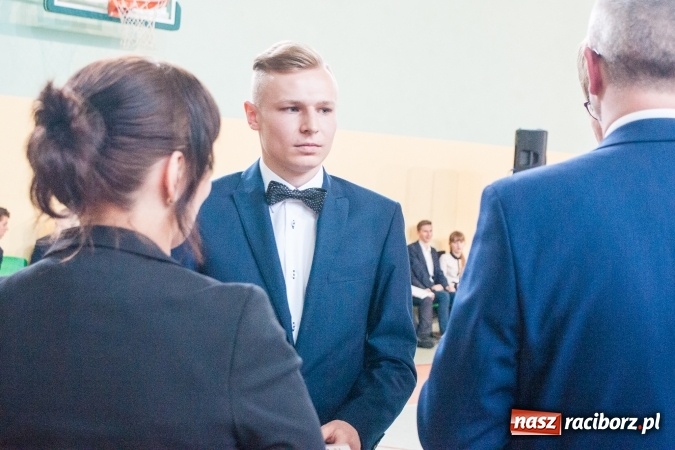 Zdjęcie w galerii na portalu naszraciborz.pl: Uroczystość wręczenia świadectw klasom maturalnym w CKZiU nr 2 wiadomości z regionu