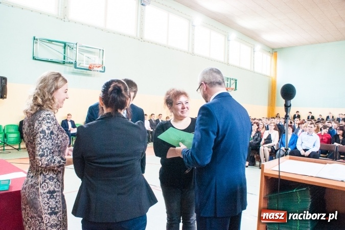 Zdjęcie w galerii na portalu naszraciborz.pl: Uroczystość wręczenia świadectw klasom maturalnym w CKZiU nr 2 wiadomości z regionu