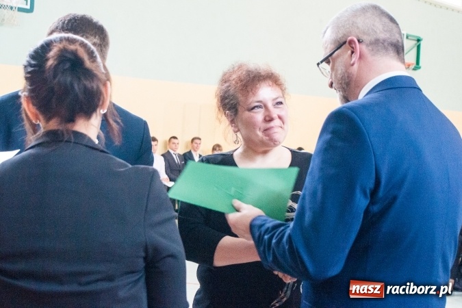 Zdjęcie w galerii na portalu naszraciborz.pl: Uroczystość wręczenia świadectw klasom maturalnym w CKZiU nr 2 wiadomości z regionu