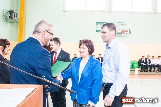 Zdjęcie w galerii na portalu naszraciborz.pl: Uroczystość wręczenia świadectw klasom maturalnym w CKZiU nr 2 wiadomości z regionu