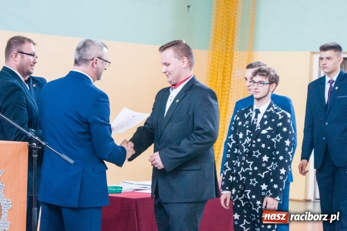 Zdjęcie w galerii na portalu naszraciborz.pl: Uroczystość wręczenia świadectw klasom maturalnym w CKZiU nr 2 wiadomości z regionu