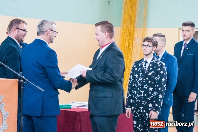 Zdjęcie w galerii na portalu naszraciborz.pl: Uroczystość wręczenia świadectw klasom maturalnym w CKZiU nr 2 wiadomości z regionu