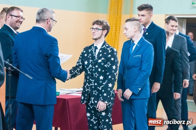 Zdjęcie w galerii na portalu naszraciborz.pl: Uroczystość wręczenia świadectw klasom maturalnym w CKZiU nr 2 wiadomości z regionu