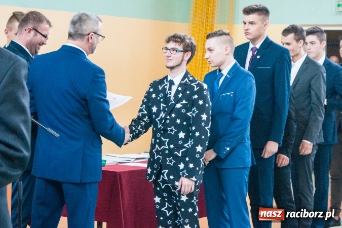 Zdjęcie w galerii na portalu naszraciborz.pl: Uroczystość wręczenia świadectw klasom maturalnym w CKZiU nr 2 wiadomości z regionu
