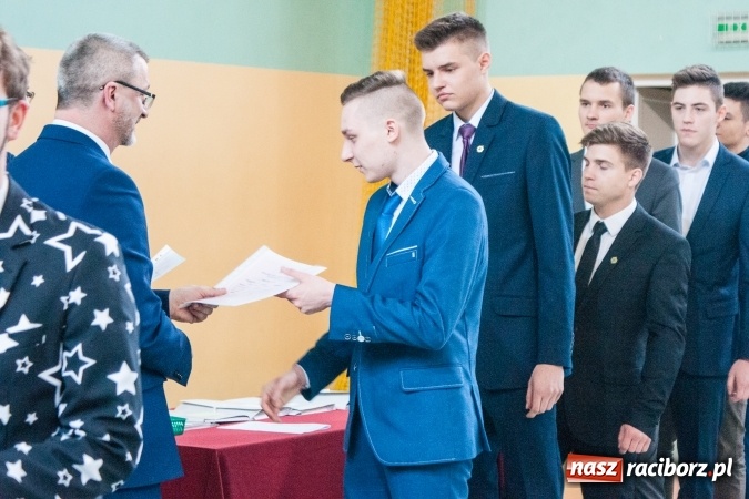 Zdjęcie w galerii na portalu naszraciborz.pl: Uroczystość wręczenia świadectw klasom maturalnym w CKZiU nr 2 wiadomości z regionu