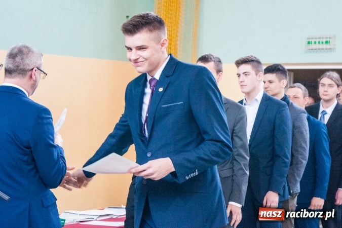 Zdjęcie w galerii na portalu naszraciborz.pl: Uroczystość wręczenia świadectw klasom maturalnym w CKZiU nr 2 wiadomości z regionu