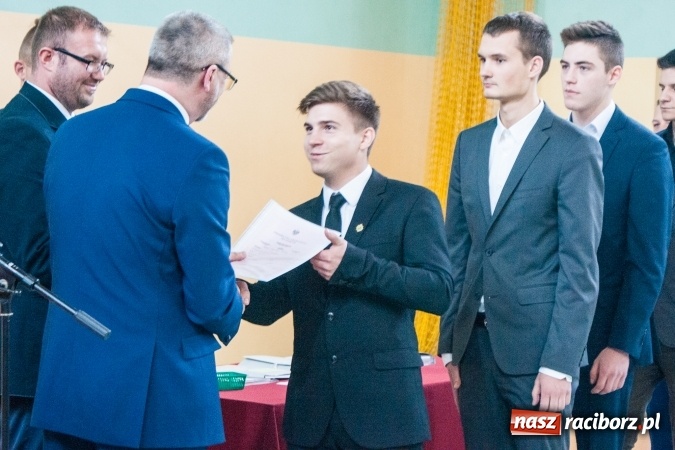 Zdjęcie w galerii na portalu naszraciborz.pl: Uroczystość wręczenia świadectw klasom maturalnym w CKZiU nr 2 wiadomości z regionu