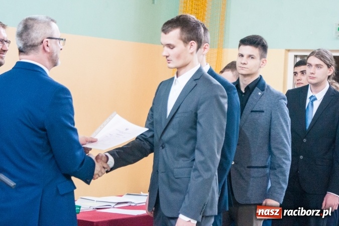 Zdjęcie w galerii na portalu naszraciborz.pl: Uroczystość wręczenia świadectw klasom maturalnym w CKZiU nr 2 wiadomości z regionu