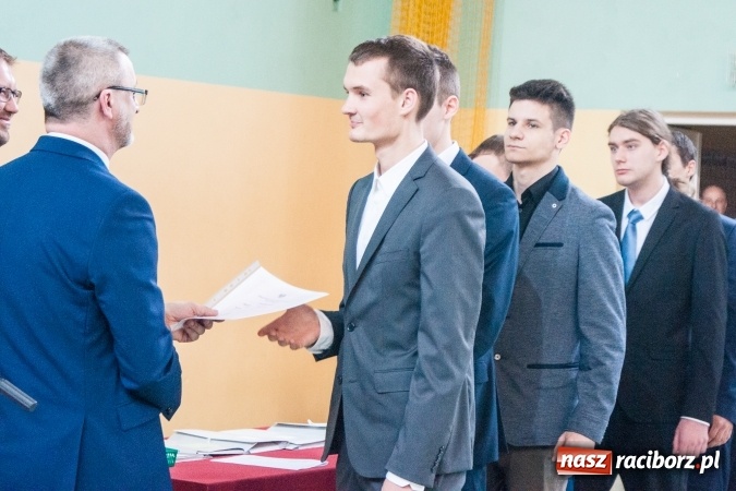Zdjęcie w galerii na portalu naszraciborz.pl: Uroczystość wręczenia świadectw klasom maturalnym w CKZiU nr 2 wiadomości z regionu