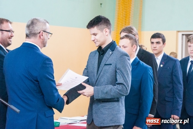 Zdjęcie w galerii na portalu naszraciborz.pl: Uroczystość wręczenia świadectw klasom maturalnym w CKZiU nr 2 wiadomości z regionu