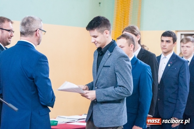 Zdjęcie w galerii na portalu naszraciborz.pl: Uroczystość wręczenia świadectw klasom maturalnym w CKZiU nr 2 wiadomości z regionu