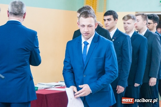 Zdjęcie w galerii na portalu naszraciborz.pl: Uroczystość wręczenia świadectw klasom maturalnym w CKZiU nr 2 wiadomości z regionu