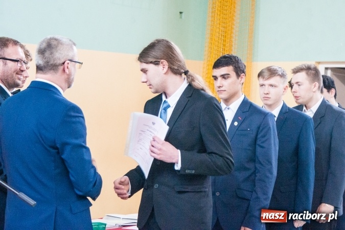 Zdjęcie w galerii na portalu naszraciborz.pl: Uroczystość wręczenia świadectw klasom maturalnym w CKZiU nr 2 wiadomości z regionu