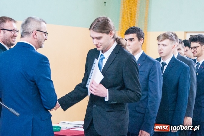 Zdjęcie w galerii na portalu naszraciborz.pl: Uroczystość wręczenia świadectw klasom maturalnym w CKZiU nr 2 wiadomości z regionu