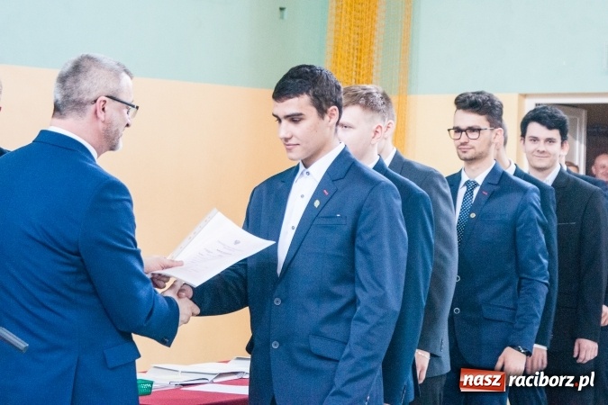 Zdjęcie w galerii na portalu naszraciborz.pl: Uroczystość wręczenia świadectw klasom maturalnym w CKZiU nr 2 wiadomości z regionu