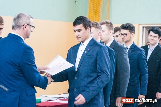 Zdjęcie w galerii na portalu naszraciborz.pl: Uroczystość wręczenia świadectw klasom maturalnym w CKZiU nr 2 wiadomości z regionu