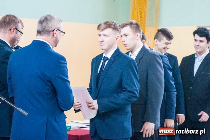 Zdjęcie w galerii na portalu naszraciborz.pl: Uroczystość wręczenia świadectw klasom maturalnym w CKZiU nr 2 wiadomości z regionu
