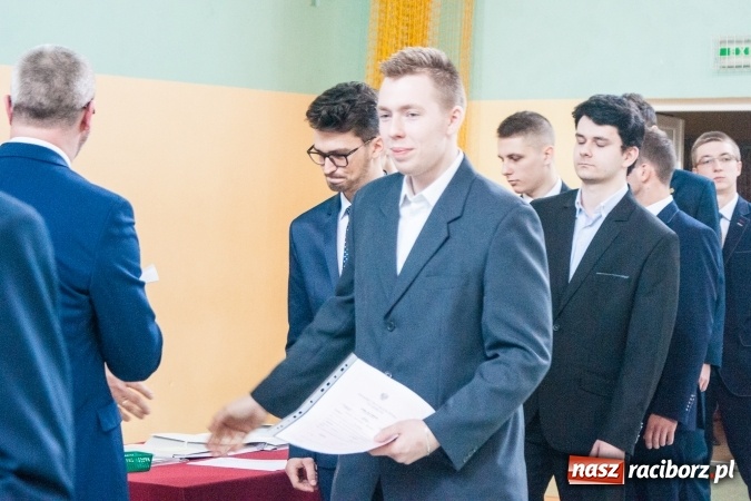 Zdjęcie w galerii na portalu naszraciborz.pl: Uroczystość wręczenia świadectw klasom maturalnym w CKZiU nr 2 wiadomości z regionu