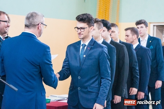 Zdjęcie w galerii na portalu naszraciborz.pl: Uroczystość wręczenia świadectw klasom maturalnym w CKZiU nr 2 wiadomości z regionu