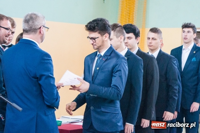 Zdjęcie w galerii na portalu naszraciborz.pl: Uroczystość wręczenia świadectw klasom maturalnym w CKZiU nr 2 wiadomości z regionu