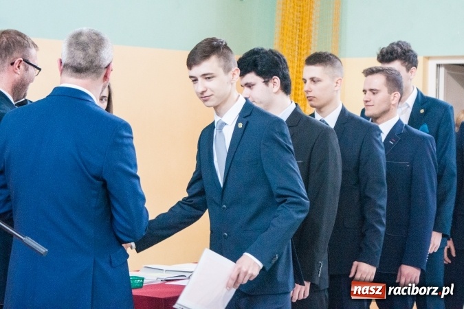 Zdjęcie w galerii na portalu naszraciborz.pl: Uroczystość wręczenia świadectw klasom maturalnym w CKZiU nr 2 wiadomości z regionu