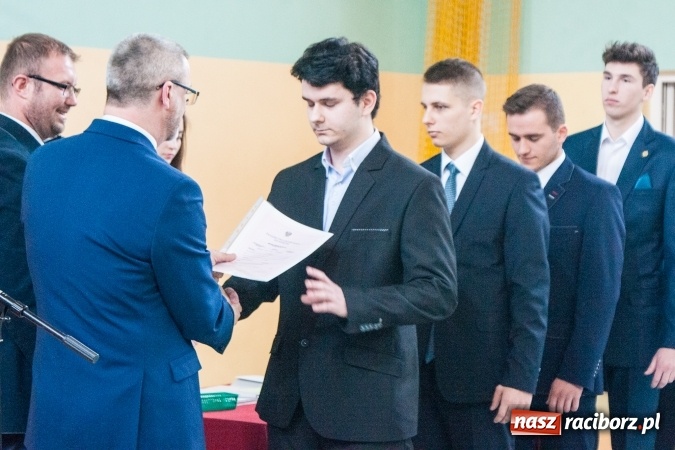 Zdjęcie w galerii na portalu naszraciborz.pl: Uroczystość wręczenia świadectw klasom maturalnym w CKZiU nr 2 wiadomości z regionu