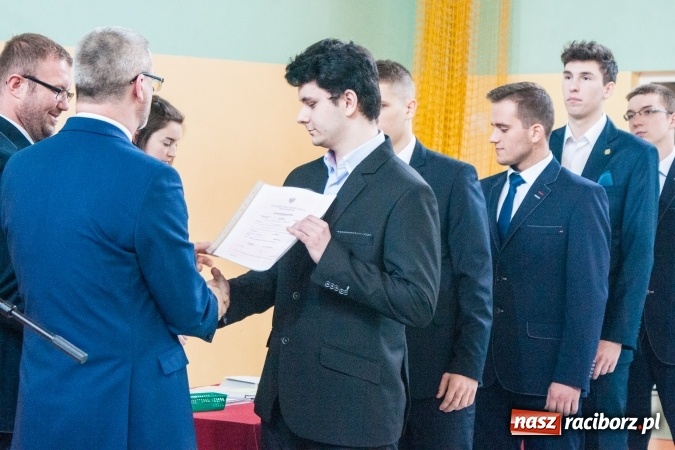 Zdjęcie w galerii na portalu naszraciborz.pl: Uroczystość wręczenia świadectw klasom maturalnym w CKZiU nr 2 wiadomości z regionu