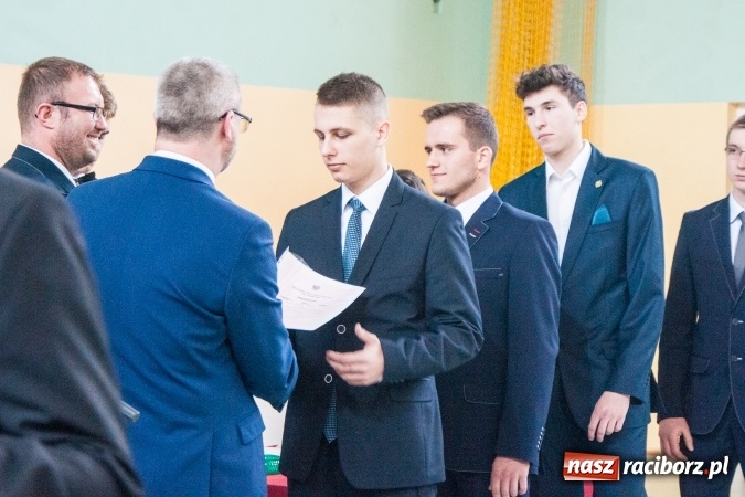 Zdjęcie w galerii na portalu naszraciborz.pl: Uroczystość wręczenia świadectw klasom maturalnym w CKZiU nr 2 wiadomości z regionu