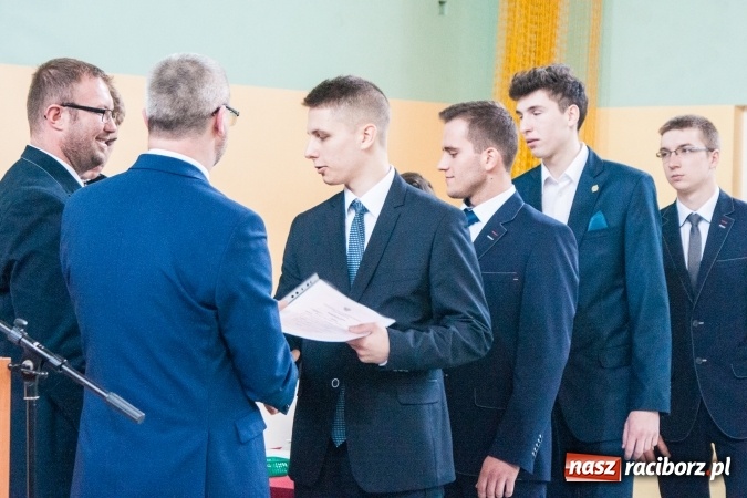 Zdjęcie w galerii na portalu naszraciborz.pl: Uroczystość wręczenia świadectw klasom maturalnym w CKZiU nr 2 wiadomości z regionu