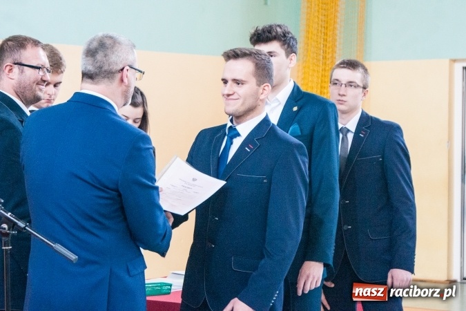 Zdjęcie w galerii na portalu naszraciborz.pl: Uroczystość wręczenia świadectw klasom maturalnym w CKZiU nr 2 wiadomości z regionu