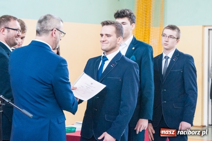 Zdjęcie w galerii na portalu naszraciborz.pl: Uroczystość wręczenia świadectw klasom maturalnym w CKZiU nr 2 wiadomości z regionu