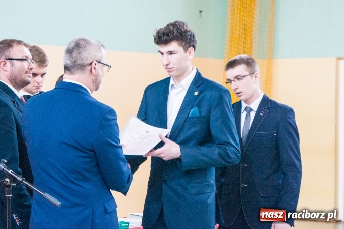 Zdjęcie w galerii na portalu naszraciborz.pl: Uroczystość wręczenia świadectw klasom maturalnym w CKZiU nr 2 wiadomości z regionu