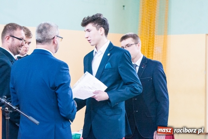 Zdjęcie w galerii na portalu naszraciborz.pl: Uroczystość wręczenia świadectw klasom maturalnym w CKZiU nr 2 wiadomości z regionu
