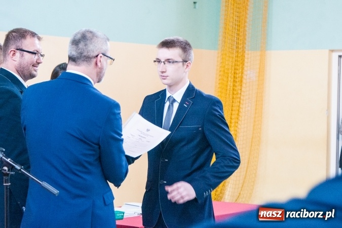 Zdjęcie w galerii na portalu naszraciborz.pl: Uroczystość wręczenia świadectw klasom maturalnym w CKZiU nr 2 wiadomości z regionu