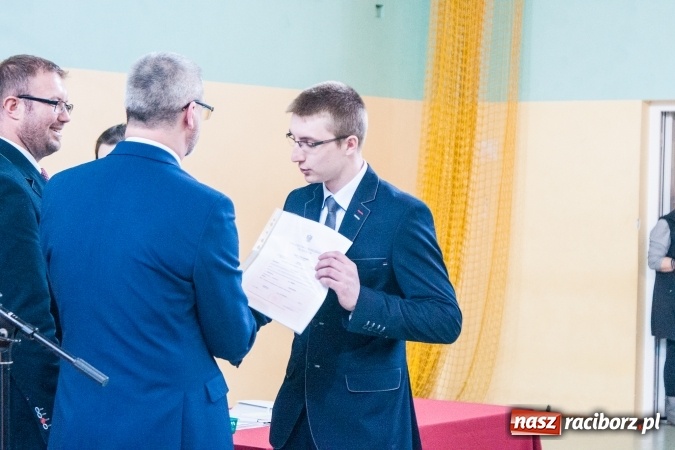 Zdjęcie w galerii na portalu naszraciborz.pl: Uroczystość wręczenia świadectw klasom maturalnym w CKZiU nr 2 wiadomości z regionu