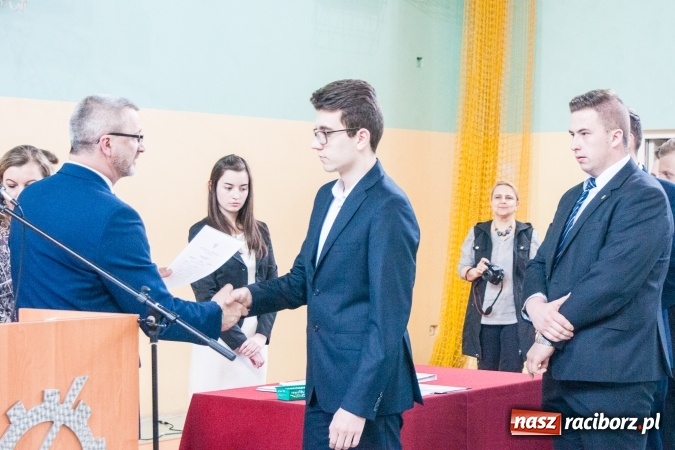 Zdjęcie w galerii na portalu naszraciborz.pl: Uroczystość wręczenia świadectw klasom maturalnym w CKZiU nr 2 wiadomości z regionu