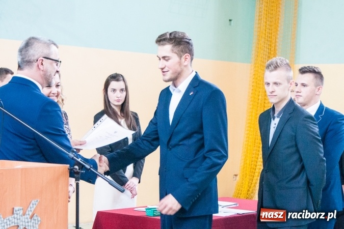 Zdjęcie w galerii na portalu naszraciborz.pl: Uroczystość wręczenia świadectw klasom maturalnym w CKZiU nr 2 wiadomości z regionu