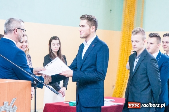 Zdjęcie w galerii na portalu naszraciborz.pl: Uroczystość wręczenia świadectw klasom maturalnym w CKZiU nr 2 wiadomości z regionu