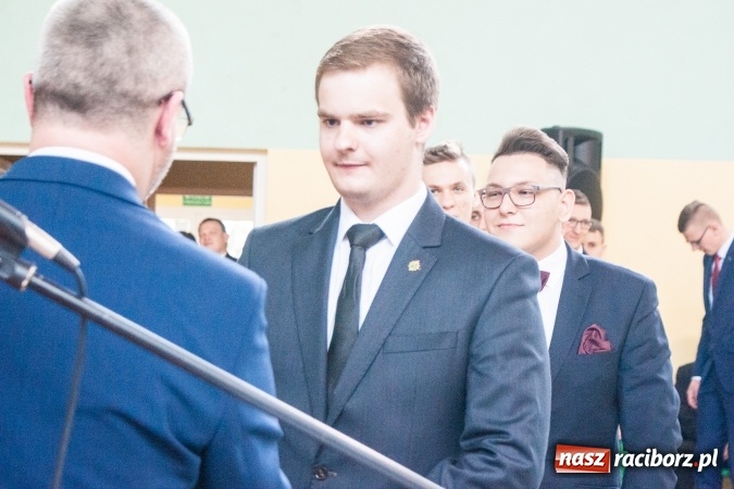Zdjęcie w galerii na portalu naszraciborz.pl: Uroczystość wręczenia świadectw klasom maturalnym w CKZiU nr 2 wiadomości z regionu