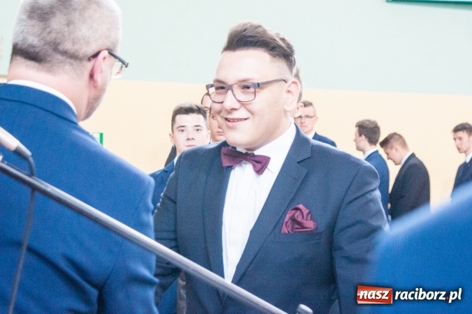 Zdjęcie w galerii na portalu naszraciborz.pl: Uroczystość wręczenia świadectw klasom maturalnym w CKZiU nr 2 wiadomości z regionu