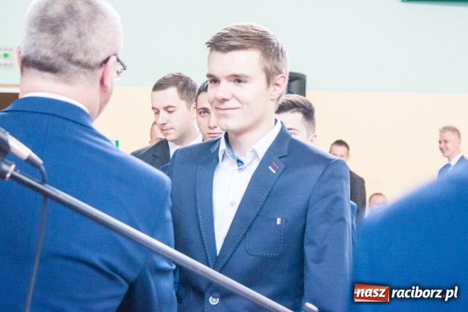 Zdjęcie w galerii na portalu naszraciborz.pl: Uroczystość wręczenia świadectw klasom maturalnym w CKZiU nr 2 wiadomości z regionu