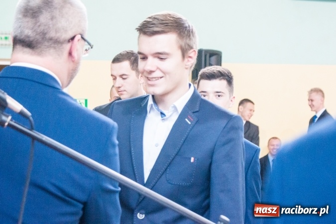 Zdjęcie w galerii na portalu naszraciborz.pl: Uroczystość wręczenia świadectw klasom maturalnym w CKZiU nr 2 wiadomości z regionu